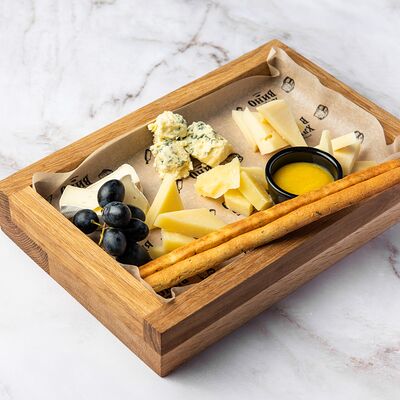 Сырное ассорти в Хлеб и Вино по цене 1800 ₽