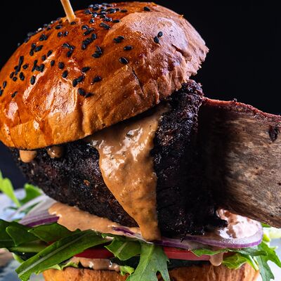 Бургер с томлёным говяжьим ребром и азиатским барбекю в В теме вкуса по цене 850 ₽