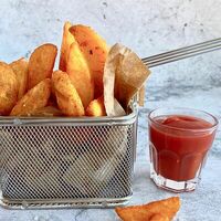 Картофель по деревенский с соусом в Mango
