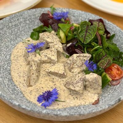 Теплый салат с языком и трюфельным соусомв Усадьба по цене 1080 ₽