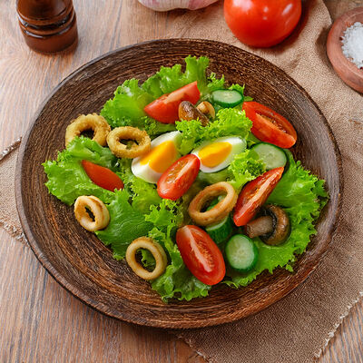 Салат теплый с кальмарами и шампиньонами в Берлога по цене 630 ₽