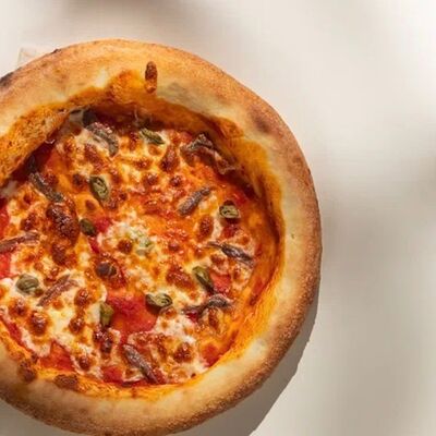 Пицца с анчоусами и каперсами в Тепло по цене 890 ₽