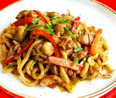 Вок Домашний Удон в сайгонском карри с цыпленком и овощами в Pho Hoi An по цене 599 ₽