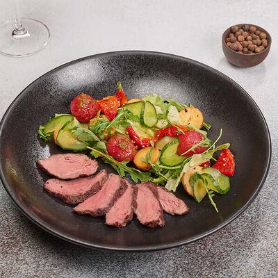 Салат с вырезкой из лопатки, молодым картофелем и битыми огурцами в Family Grill по цене 810 ₽
