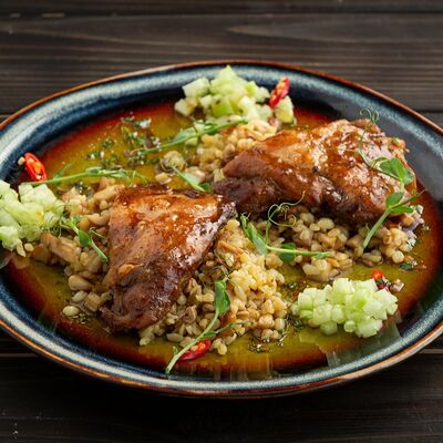 Куриное бедро с булгуром и вешенками в Jager restopub по цене 710 ₽