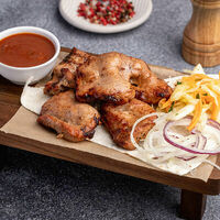 Шашлык из cвинoй шеи в Чыраг Гала