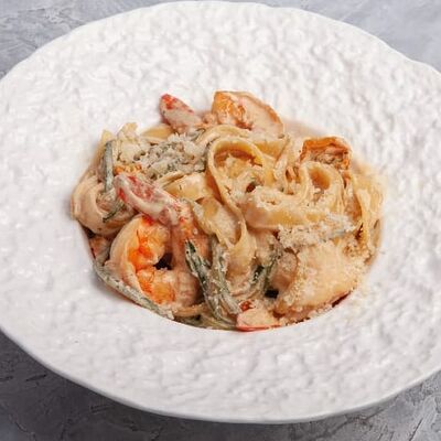 Паста Фетучини с креветкой и цукини в Наше место по цене 690 ₽