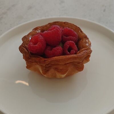 Корзинка с малиной и кремом из матчив Special по цене 510 ₽