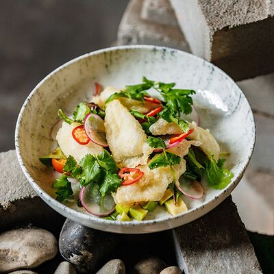 Салат с кальмаром темпура в Эбби Noodles & Sushi Bar по цене 720 ₽
