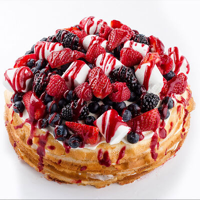 Блинный торт с ягодами и маршмеллоу в Udcкафе Upside Down Cake по цене 8280 ₽