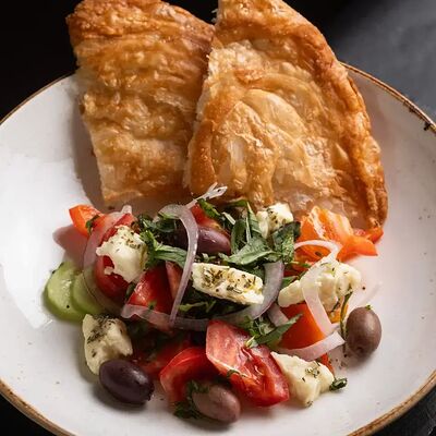 Салат Греческий в Beer & Grill по цене 580 ₽