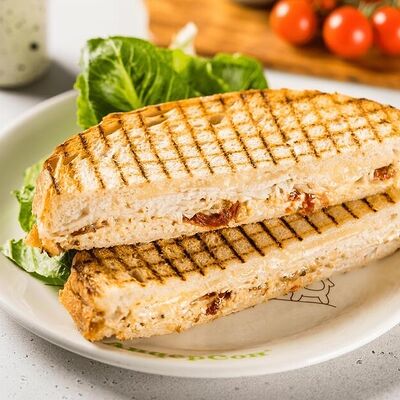 Горячий сэндвич с индейкой, сыром Моцарелла и домашней заправкой цезарь в АндерСон по цене 710 ₽