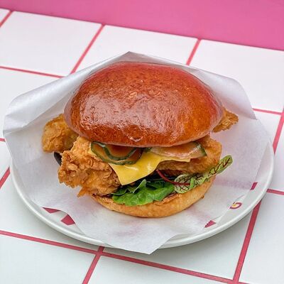 Утренняя булочка со стрипсами в Eggsellent по цене 690 ₽