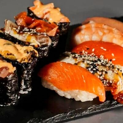 Сет из гунканов и суши в Family Sushi по цене 1350 ₽