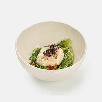 Треска со сливочно-икорным соусом и салатом ромейн в Маргаретти