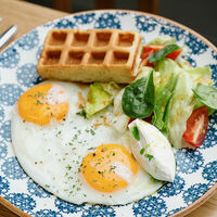 Глазунья с салатом и вафлей в Banoffi (Bormio)