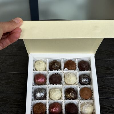Коробочка из 16 трюфелей в Круассан по цене 3260 ₽