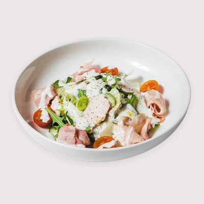 Салат с куриной грудкой, беконом и соусом из голубого сыра в Самое популярное кафе по цене 255