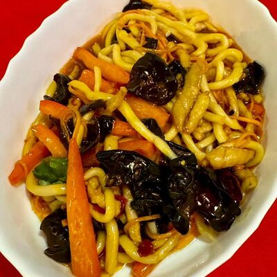 Свинина Юйсян с лапшой в Китайская столовая по цене 529 ₽