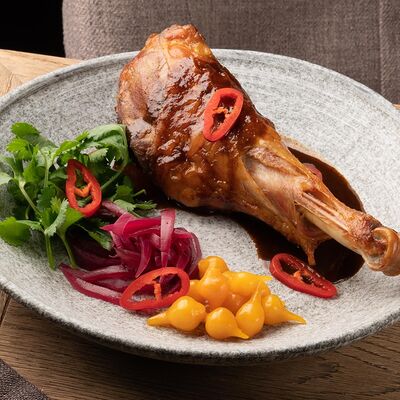 Томленая голень индейки с соусом унаги в Blackberry по цене 660 ₽