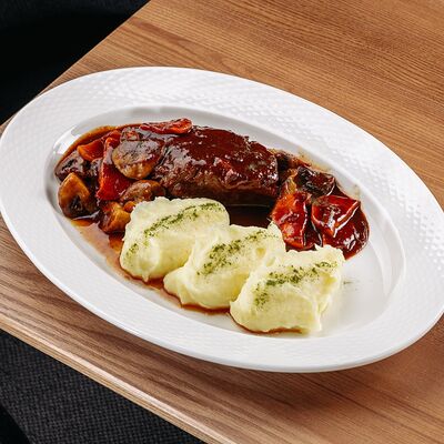 Говяжьи щечки с картофельным пюре в Misto по цене 1340 ₽