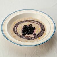 Овсяная каша с чёрной смородиной в Civil Coffee Bar