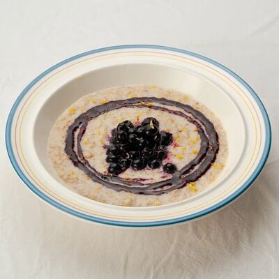 Овсяная каша с чёрной смородиной в Civil Coffee Bar по цене 490 ₽