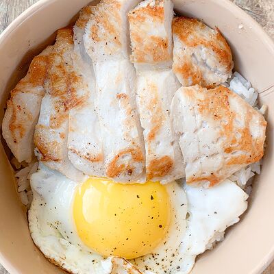 Кокосовый донбури с куриным стейком в Тавык по цене 440 ₽