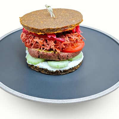 Бургер с ореховой и овощной котлетами в BunnyMoon по цене 750 ₽