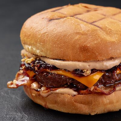 Бургер с луковым джемом в По Чесноку по цене 818 ₽