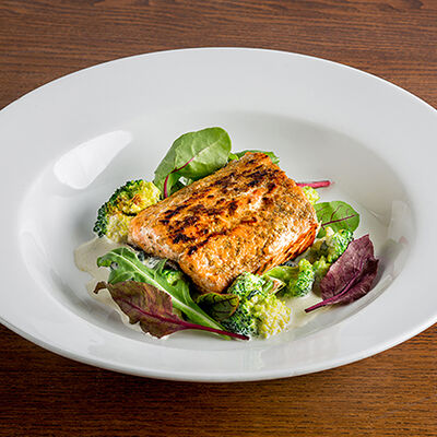 Филе красной рыбы со шпинатом и брокколи в T.G.I. Friday's по цене 1295