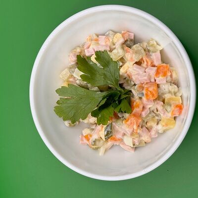 Салат оливье с колбасой в Кафе калитка по цене 101 ₽