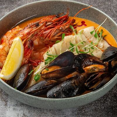 Морское ассорти с креветочным биском в Duran Bar & Grill по цене 1428