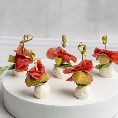 Канапе с брезаоллой и мини-моцареллой в KanapeFest по цене 3120 ₽