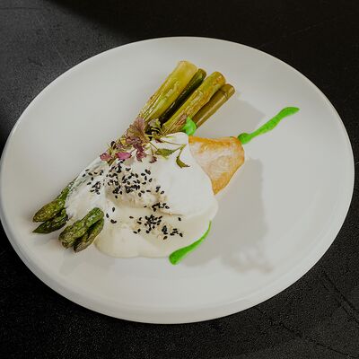 Куриное филе со спаржей и муссом пармезан в Everest Sochi по цене 1090 ₽