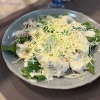 Теплый салат с креветками в Сандро