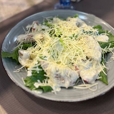 Теплый салат с креветками в Сандро по цене 1410 ₽