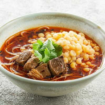 Пшеничная лапша с говядиной Хуншао в бульоне в See China по цене 390 ₽