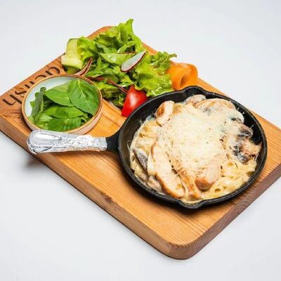 Спагетти с курицей и грибами в Шаверма и Пельмень по цене 3790 ₽