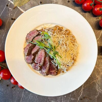 Спагетти с ростбифом в сливочном соусе Деми глас в Рива Рум лаунж бар по цене 682 ₽