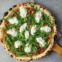 Рукола и сыр страчателла в Искра Бистро