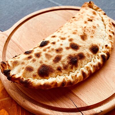 Пицца Кальцоне Сырная со шпинатом в Casa Mia по цене 725 ₽