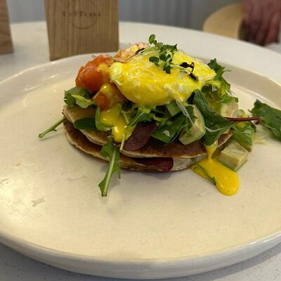 Панкейки с лососем и гуакамолев CuPPcake по цене 948 ₽