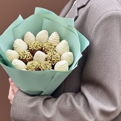 Букет «Фисташка» (19 шт.) в Luna-Клубника в шоколаде по цене 3990 ₽