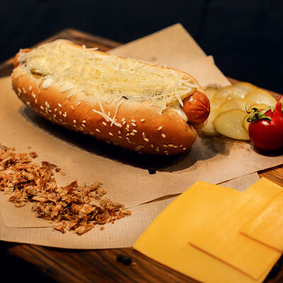 Хот-дог Датский Сырный в Deus Burgers по цене 350 ₽