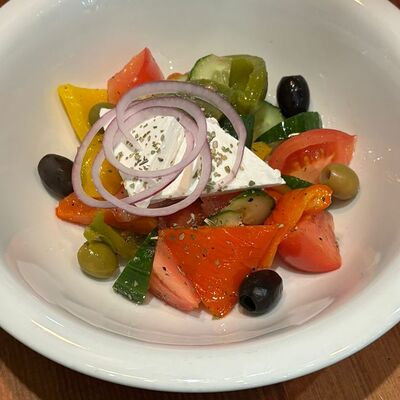 Греческий салат с печеным перцемв Ранчо Grill & Bar по цене 690 ₽