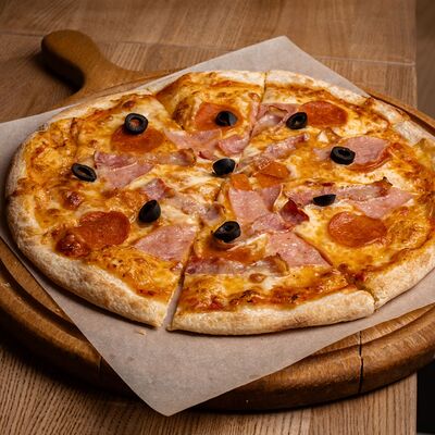 Пицца Мясное ассорти 30 см в Polla Vina по цене 890 ₽