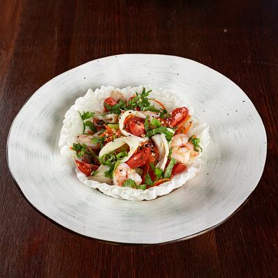 Салат с креветками в Pho'n'Roll по цене 600 ₽