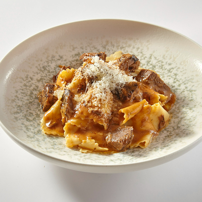 Папарделле с томленой говядиной в Слоёнка по цене 710 ₽