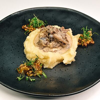 Бефстроганов с пюре в Клевая блиновая по цене 675 ₽